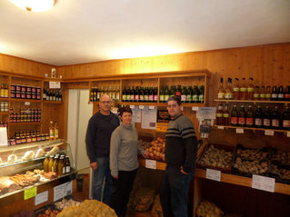 Team des Bauernladen Krenn mit regionalen Produkten